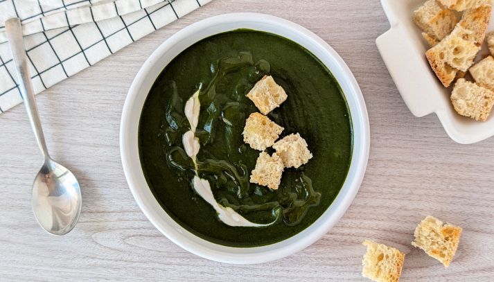 Piatto con vellutata di spinaci