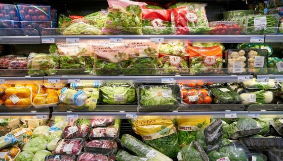 Vendita di ortaggi confezionati al supermercato