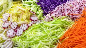 Qualità di verdure diverse affettate in tanti modi