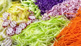 Qualità di verdure diverse affettate in tanti modi