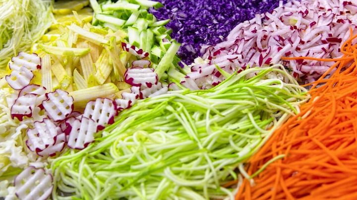 Qualità di verdure diverse affettate in tanti modi