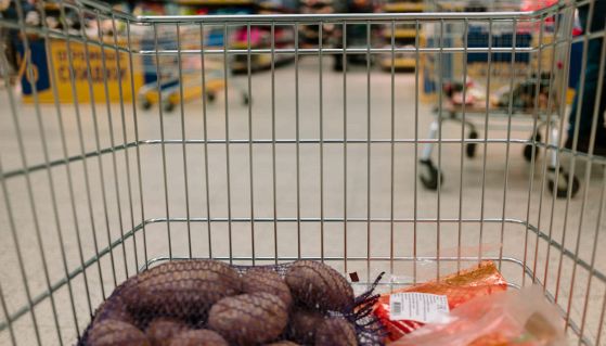 Carrello con la spesa all'interno del supermercato