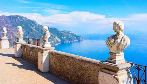 Terrazza con statue a Ravello 
