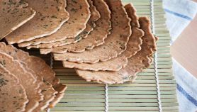 Cracker giapponesi con api all'interno