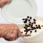 Aggiungere l'uvetta nel composto della ciambella
