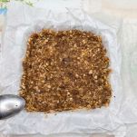 Datteri e mandorle tritate formano la base della torta