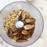 Datteri interi e mandorle tritate nel boccale del mixer
