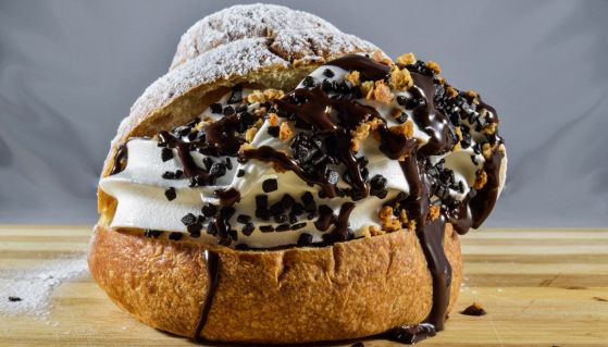 Brioche ripiena di gelato, panna e cioccolato fuso con granola