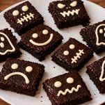 Brownies di Halloween decorati con cioccolato bianco