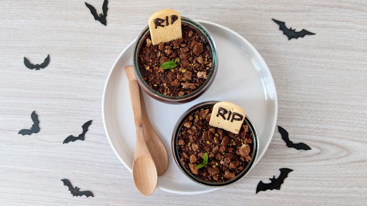 tavolo con budini al cioccolato di halloween