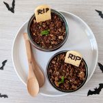tavolo con budini al cioccolato di halloween