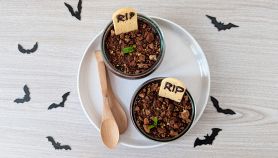 tavolo con budini al cioccolato di halloween