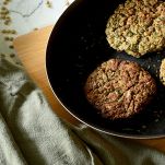 Burger di lenticchie cuociono in padella
