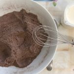 Ciotola con ingredienti secchi per i brownies