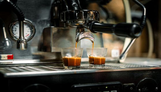 Caffè al vetro nella macchinetta del bar