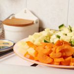 Carote e zucchine crude tagliate a dadini