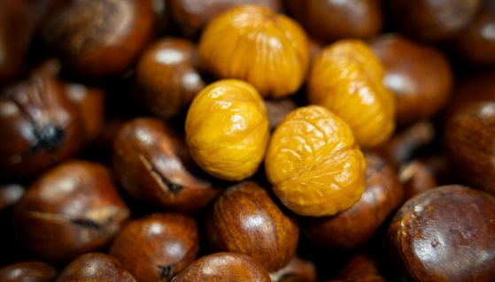 Close up di castagne calde appena cotte sulla griglia ai carboni