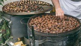 Castagne cotte su una grande griglia circolare da un ambulante