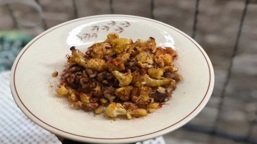 Cavolfiore alla paprika su sfondo sfocato