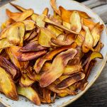 piatto con chips di bucce di zucca