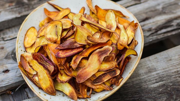 piatto con chips di bucce di zucca