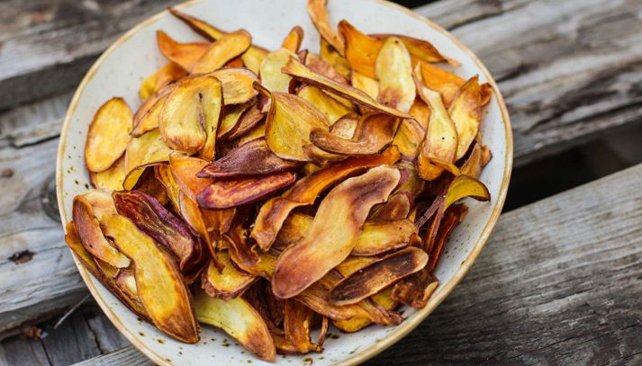 piatto con chips di bucce di zucca