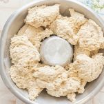 Stampo con l'impasto della ciambella salata
