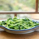 Cicoria lessata e ripassata in padella nel piatto