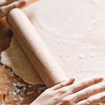 piano di lavoro con impasto steso