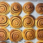teglia con cinnamon bun cotti