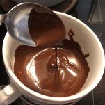 Tazza con cioccolato sciolto a bagnomaria