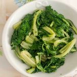 Ciotola con bietola lessa sul tavolo