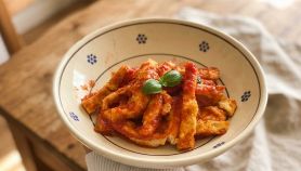 Frittata in trippa nella ciotola con il basilico