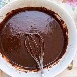 Ciotola con impasto dei brownies e frusta manuale
