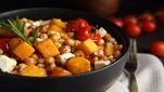 Zucca, ceci, formaggio e pomodorini nella ciotola