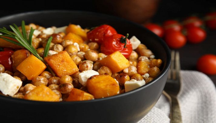 Zucca, ceci, formaggio e pomodorini nella ciotola