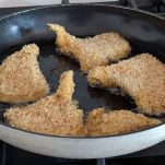 cotolette di funghi mentre friggono