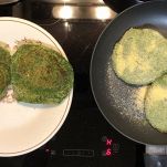 Burger di piselli in cottura sulla padella