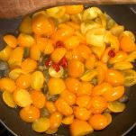 Cottura dei pomodorini con capperi e peperoncino
