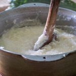 Semolino che cuoce nella pentola