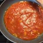 Sugo di pomodoro cuoce in padella
