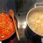 Cottura degli spaghetti e del sugo con fave