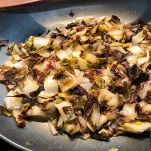 Padella con radicchio in cottura