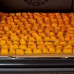 Zucca a cubetti sulla teglia nel forno