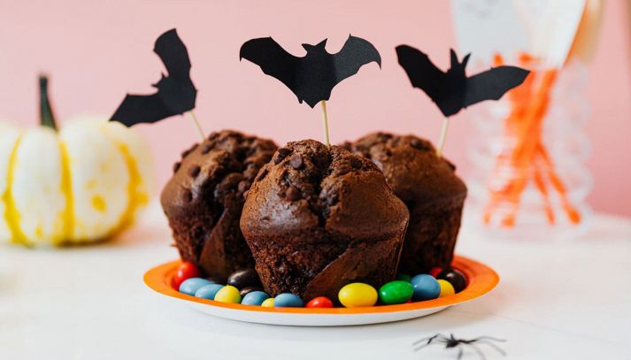 Un piatto con dark muffin