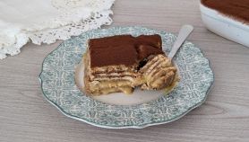 piatto con dolce freddo con biscotti