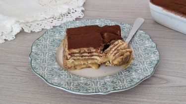 piatto con dolce freddo con biscotti