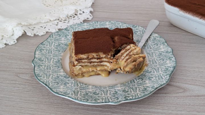piatto con dolce freddo con biscotti