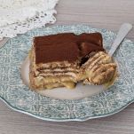 piatto con dolce freddo con biscotti