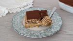 piatto con dolce freddo con biscotti